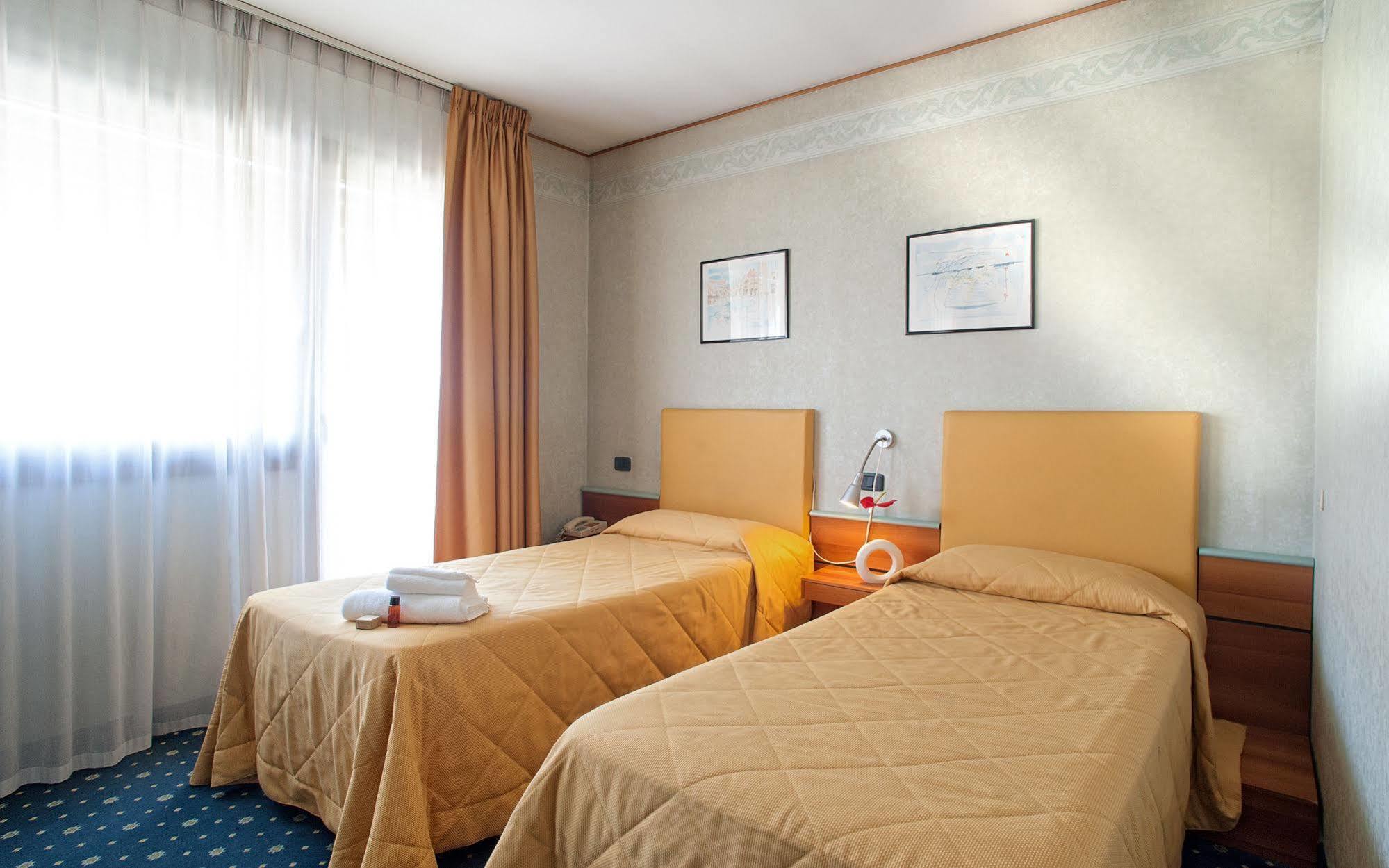 Il Cecchini Hotel Pasiano Di Pordenone Bagian luar foto